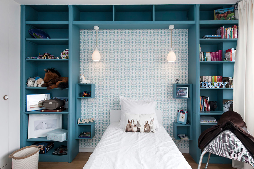 Idee per una grande cameretta per bambini design con pareti blu, pavimento in laminato e pavimento beige