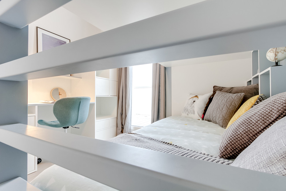 Modelo de dormitorio infantil de 4 a 10 años escandinavo pequeño con paredes grises y suelo de madera clara