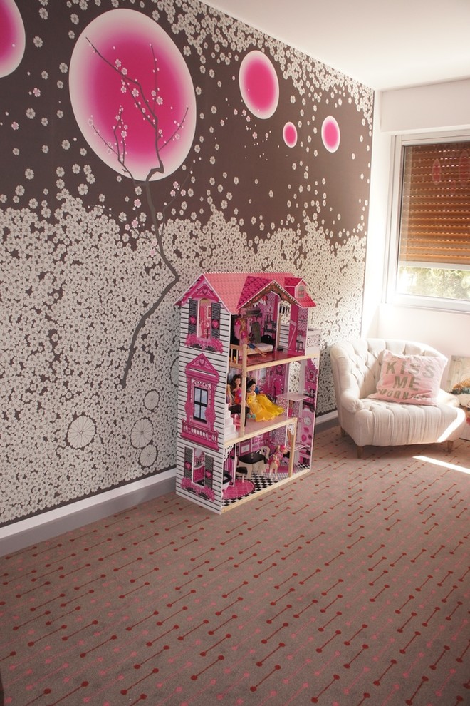 Idee per una cameretta per bambini da 4 a 10 anni mediterranea con pareti rosa, moquette e pavimento marrone