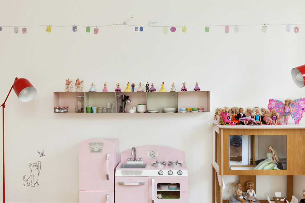 Imagen de dormitorio infantil de 4 a 10 años bohemio con paredes blancas