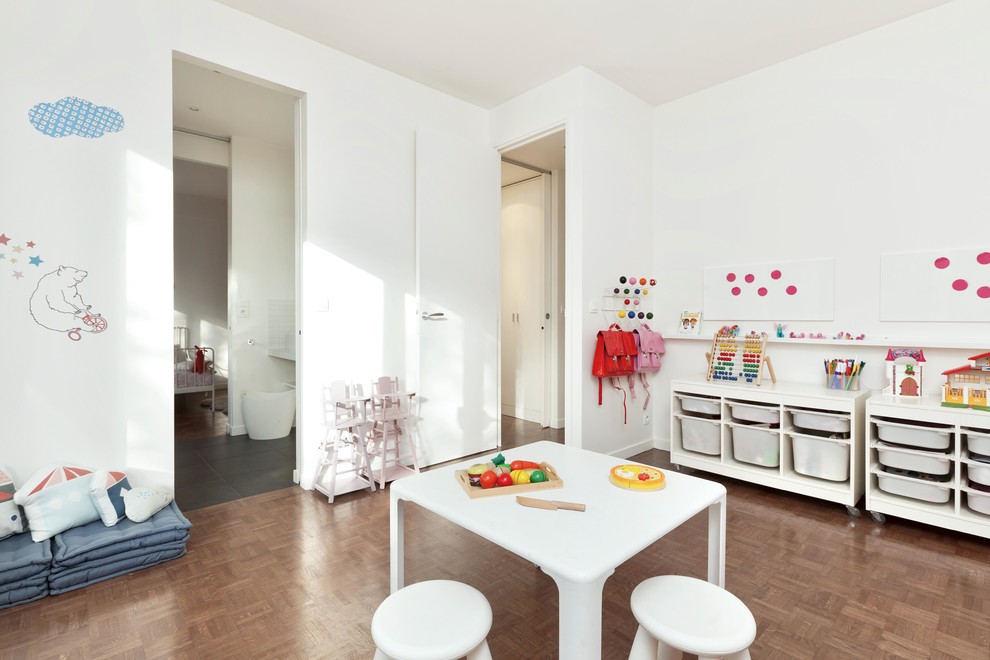 Ejemplo de dormitorio infantil de 4 a 10 años contemporáneo grande con paredes blancas y suelo de madera oscura