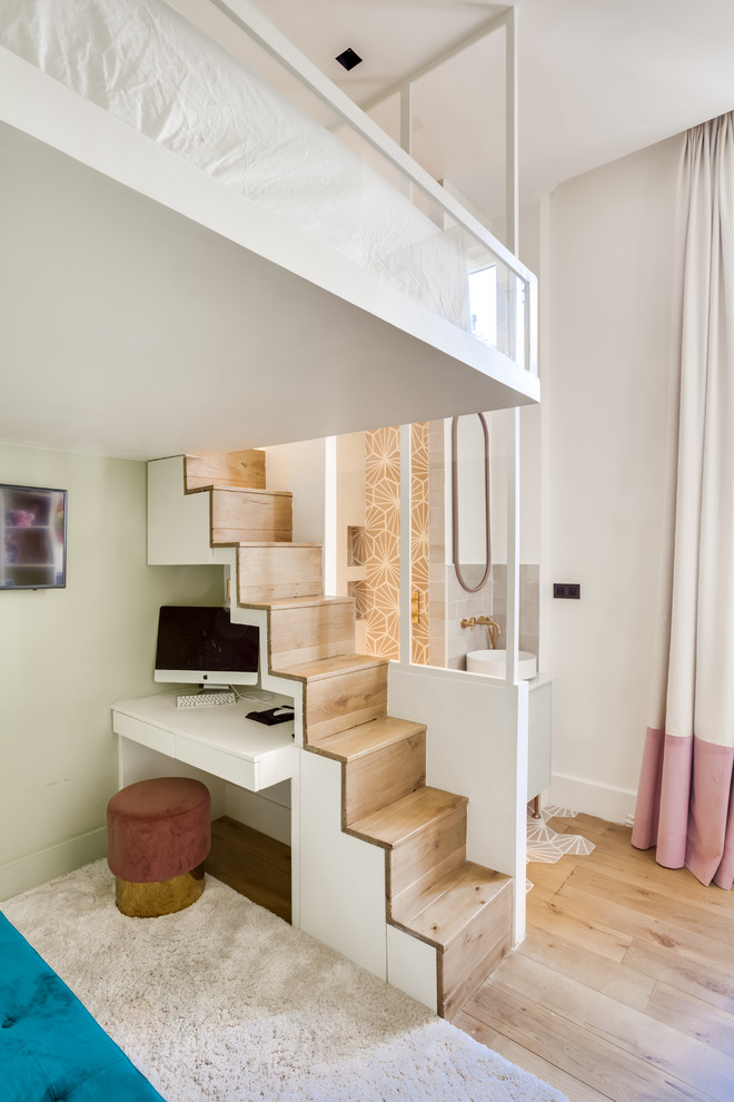 Modern inredning av ett tonårsrum kombinerat med sovrum, med vita väggar, ljust trägolv och beiget golv