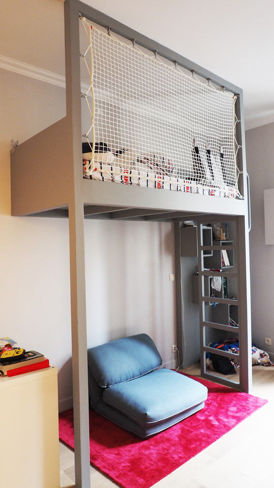 Foto på ett litet funkis könsneutralt tonårsrum kombinerat med sovrum, med beige väggar, ljust trägolv och beiget golv