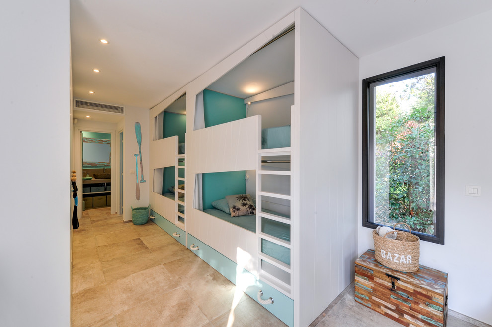 Idee per una cameretta per bambini stile marinaro di medie dimensioni con pareti bianche, pavimento con piastrelle in ceramica e pavimento beige