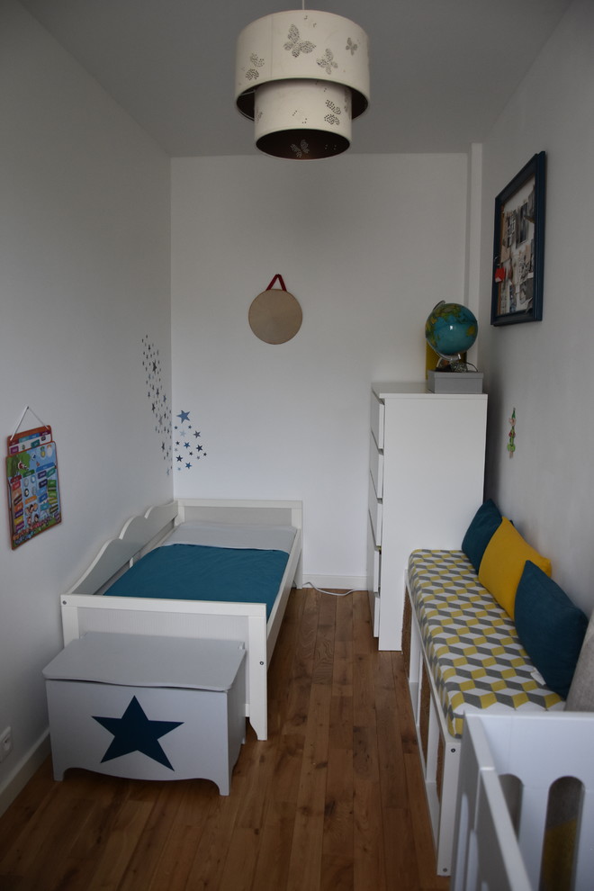 Kleines Retro Jungszimmer mit Schlafplatz, weißer Wandfarbe und hellem Holzboden in Paris