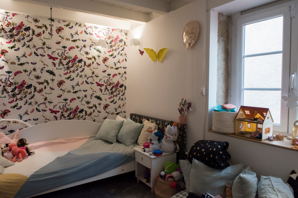 Kleines Modernes Mädchenzimmer mit Schlafplatz, weißer Wandfarbe, Teppichboden, blauem Boden, freigelegten Dachbalken und Tapetenwänden in Lyon