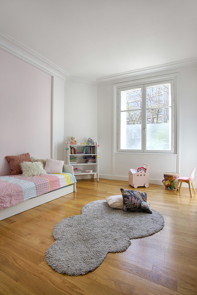 Foto di una grande cameretta per bambini da 4 a 10 anni classica con pareti bianche e parquet chiaro