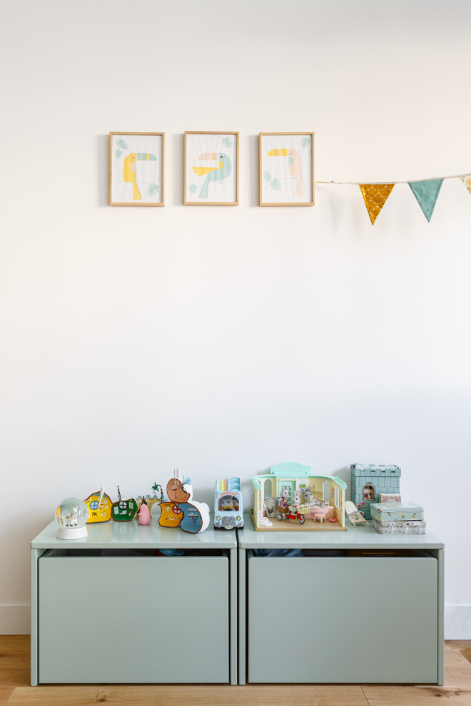 Idée de décoration pour une chambre d'enfant de 4 à 10 ans nordique de taille moyenne avec un mur blanc, parquet clair et un sol beige.