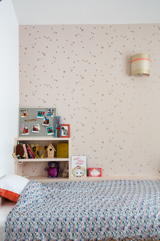 Idée de décoration pour une chambre d'enfant de 4 à 10 ans bohème de taille moyenne avec un mur rose, parquet clair et un sol beige.