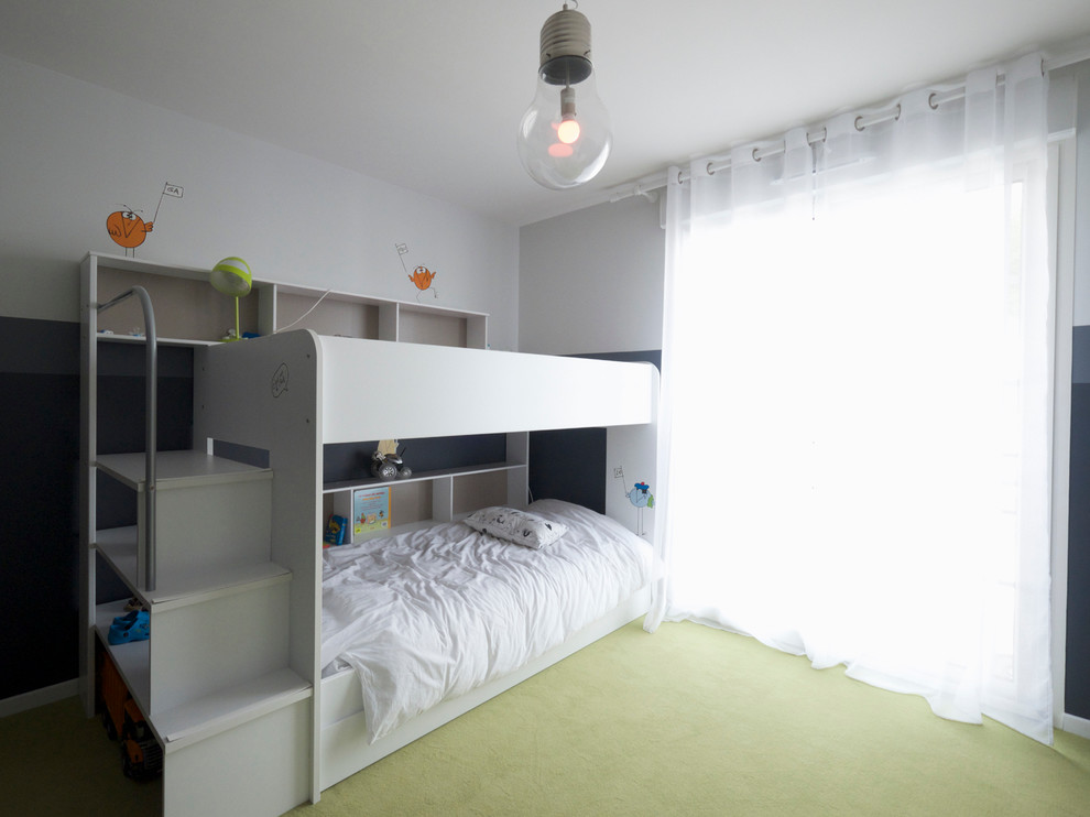Idéer för mellanstora funkis barnrum för 4-10-åringar, med heltäckningsmatta och grå väggar