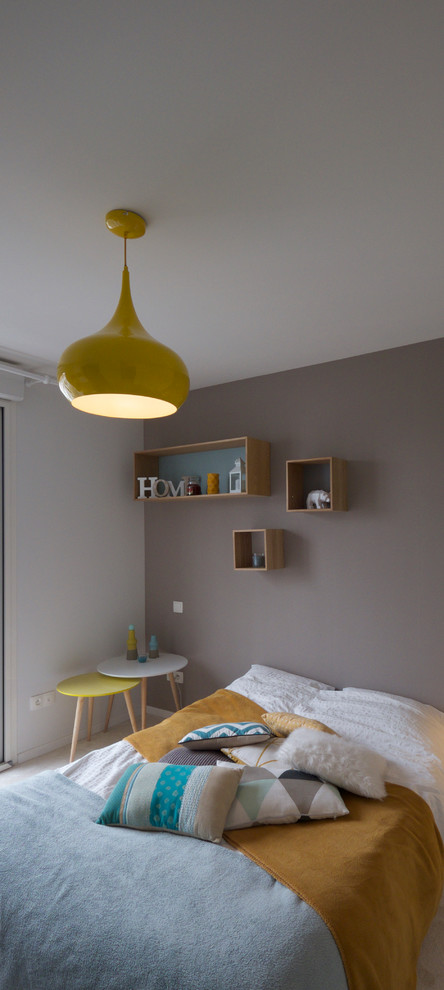 Inspiration pour une chambre d'enfant design de taille moyenne avec un mur beige et moquette.