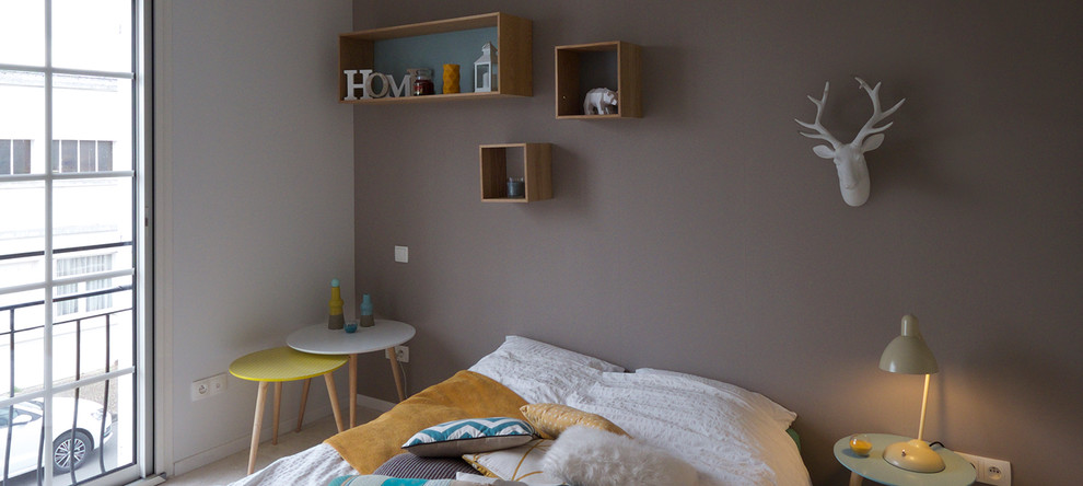 Idée de décoration pour une chambre de fille design de taille moyenne avec un mur beige et moquette.