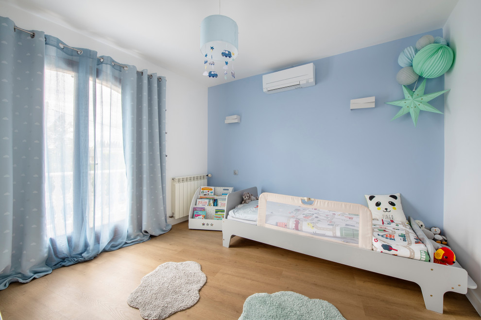 Mittelgroßes Modernes Jungszimmer mit Schlafplatz, blauer Wandfarbe, Laminat und beigem Boden in Paris