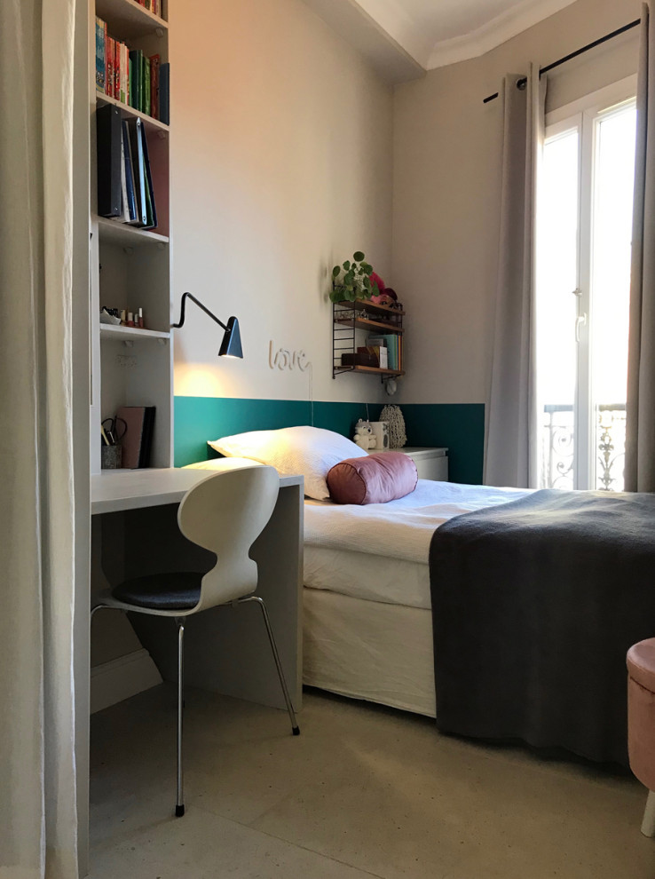 Kleines Modernes Kinderzimmer mit Schlafplatz, beiger Wandfarbe, Kalkstein und beigem Boden in Marseille