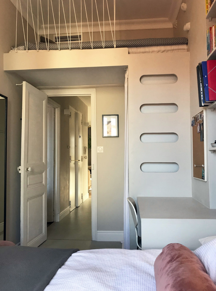Inspiration för ett litet funkis barnrum kombinerat med sovrum, med beige väggar, kalkstensgolv och beiget golv