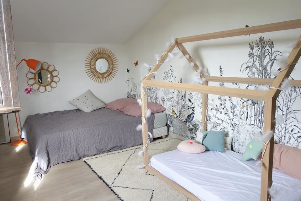 Idéer för att renovera ett minimalistiskt flickrum för 4-10-åringar, med ljust trägolv, vita väggar och beiget golv