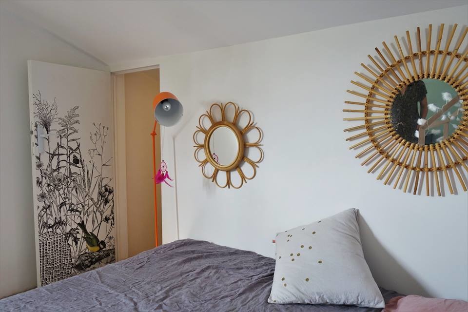 Idées déco pour une chambre de fille de 4 à 10 ans scandinave avec parquet clair, un mur blanc, un sol beige et du papier peint.