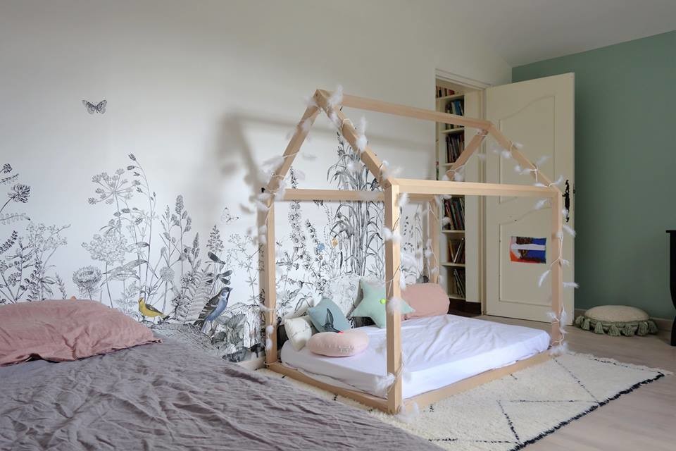 Exemple d'une chambre de fille de 4 à 10 ans scandinave avec parquet clair, un mur blanc, un sol beige et du papier peint.