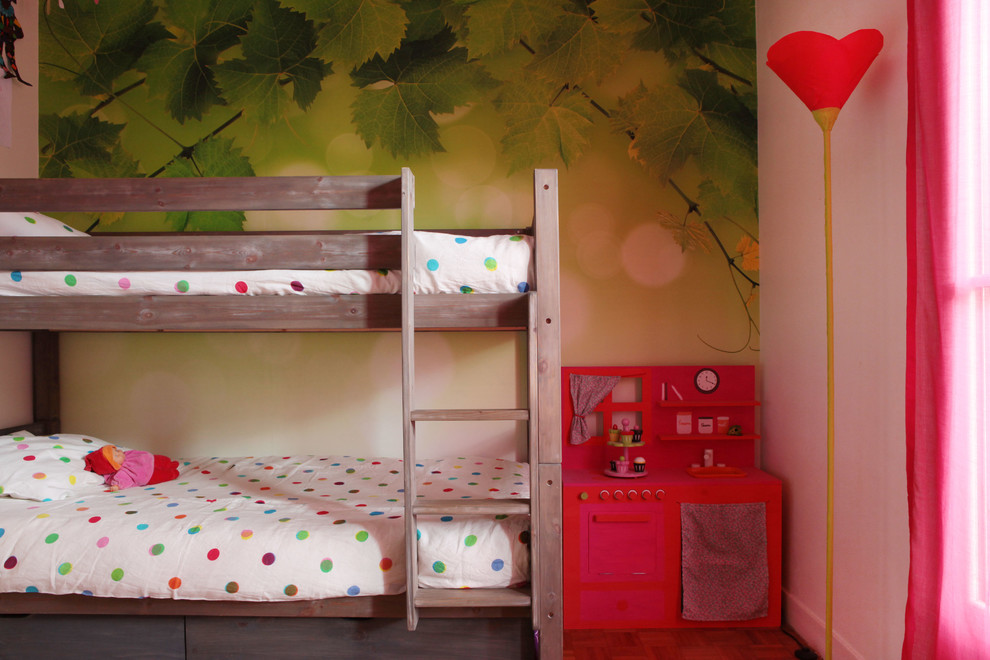 Idéer för mellanstora lantliga flickrum kombinerat med sovrum och för 4-10-åringar, med flerfärgade väggar