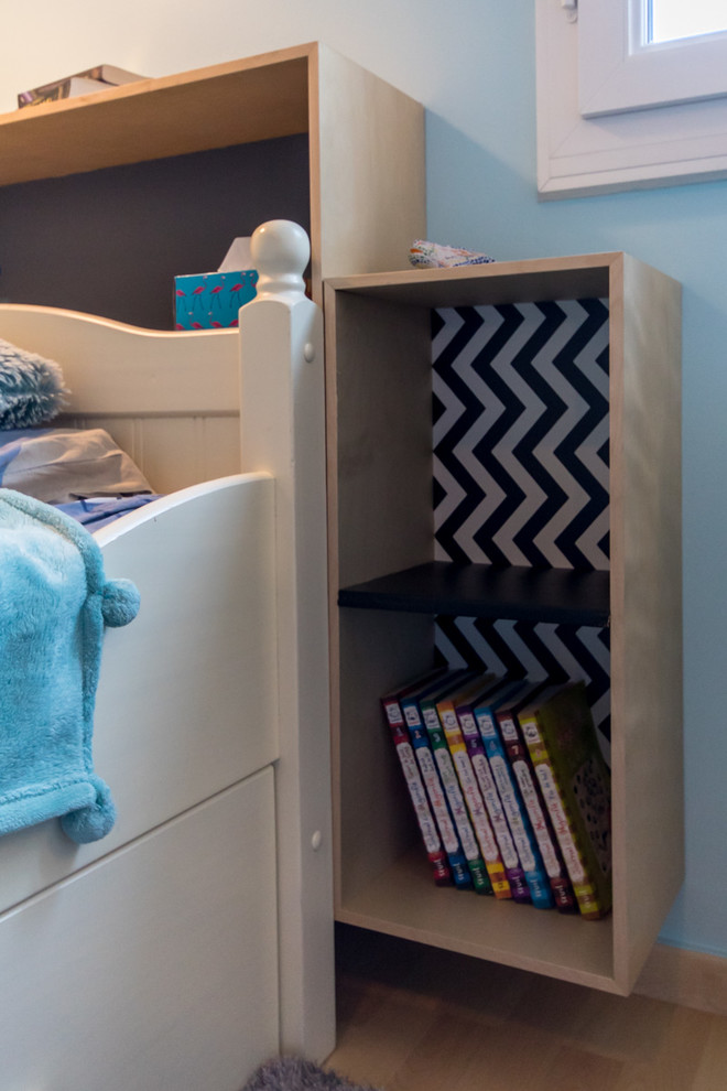 Immagine di una piccola cameretta per bambini design con pareti blu, parquet chiaro e pavimento marrone