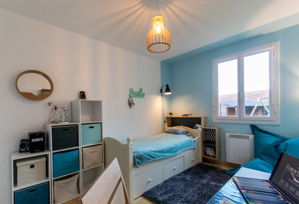 Design ideas for a small contemporary teen’s room for girls in Clermont-Ferrand with blue walls, light hardwood flooring and brown floors.