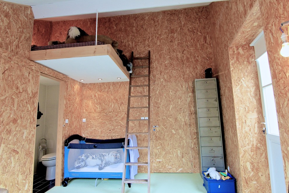 На фото: маленькая нейтральная детская в современном стиле с спальным местом, разноцветными стенами и ковровым покрытием для на участке и в саду, ребенка от 4 до 10 лет с