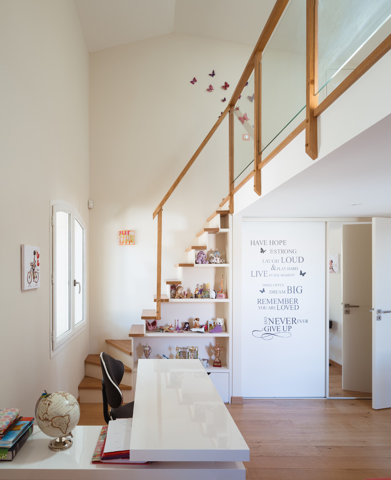 マルセイユにある広いコンテンポラリースタイルのおしゃれな子供部屋 (白い壁、濃色無垢フローリング、児童向け) の写真