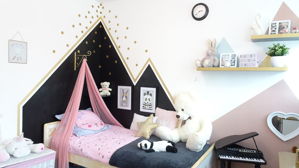 Inspiration för ett skandinaviskt flickrum kombinerat med sovrum och för 4-10-åringar, med flerfärgade väggar