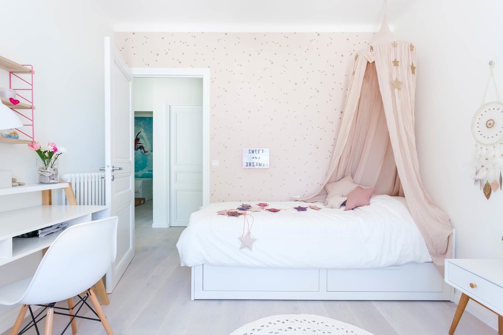 Идея дизайна: детская среднего размера в скандинавском стиле с спальным местом, розовыми стенами, светлым паркетным полом и белым полом для ребенка от 4 до 10 лет, девочки