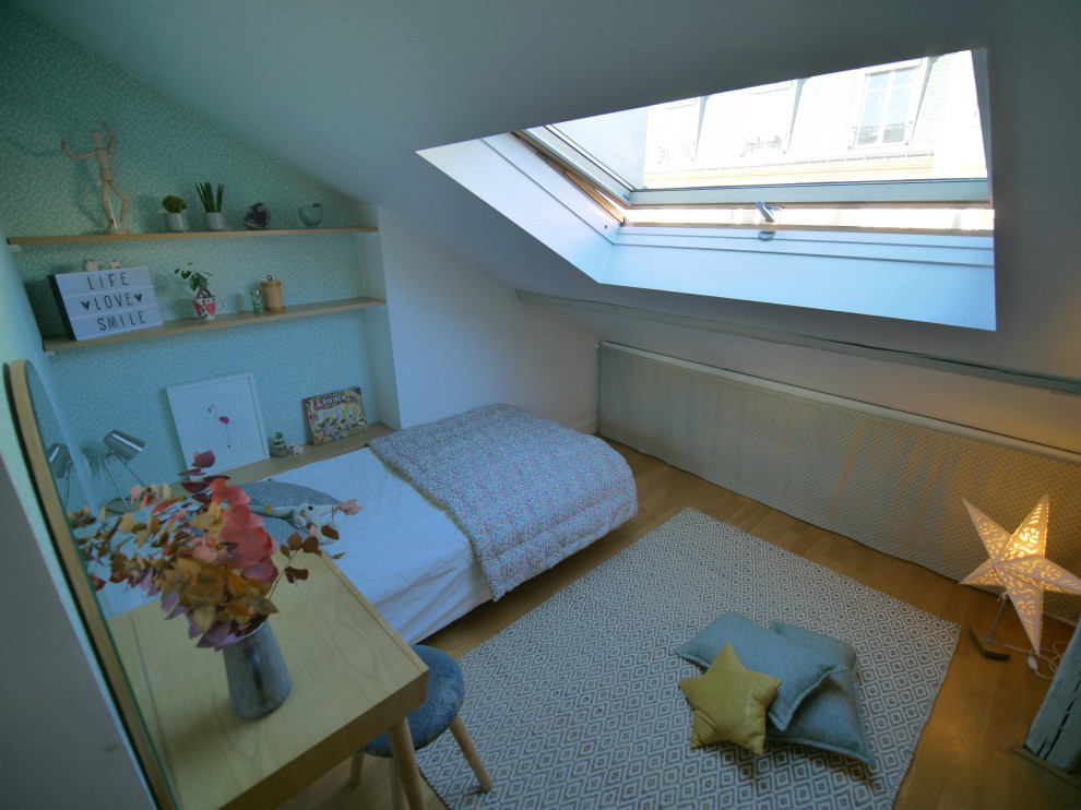 Immagine di una piccola cameretta per bambini da 4 a 10 anni scandinava con pareti bianche e parquet chiaro