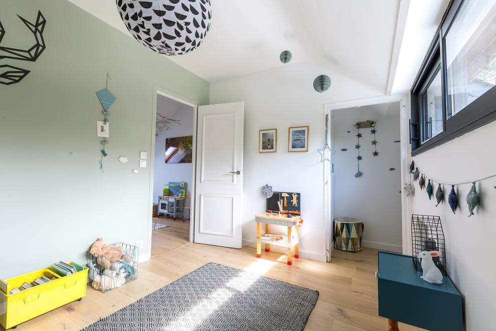 Diseño de dormitorio infantil de 1 a 3 años contemporáneo de tamaño medio con paredes verdes, suelo de madera clara y suelo marrón