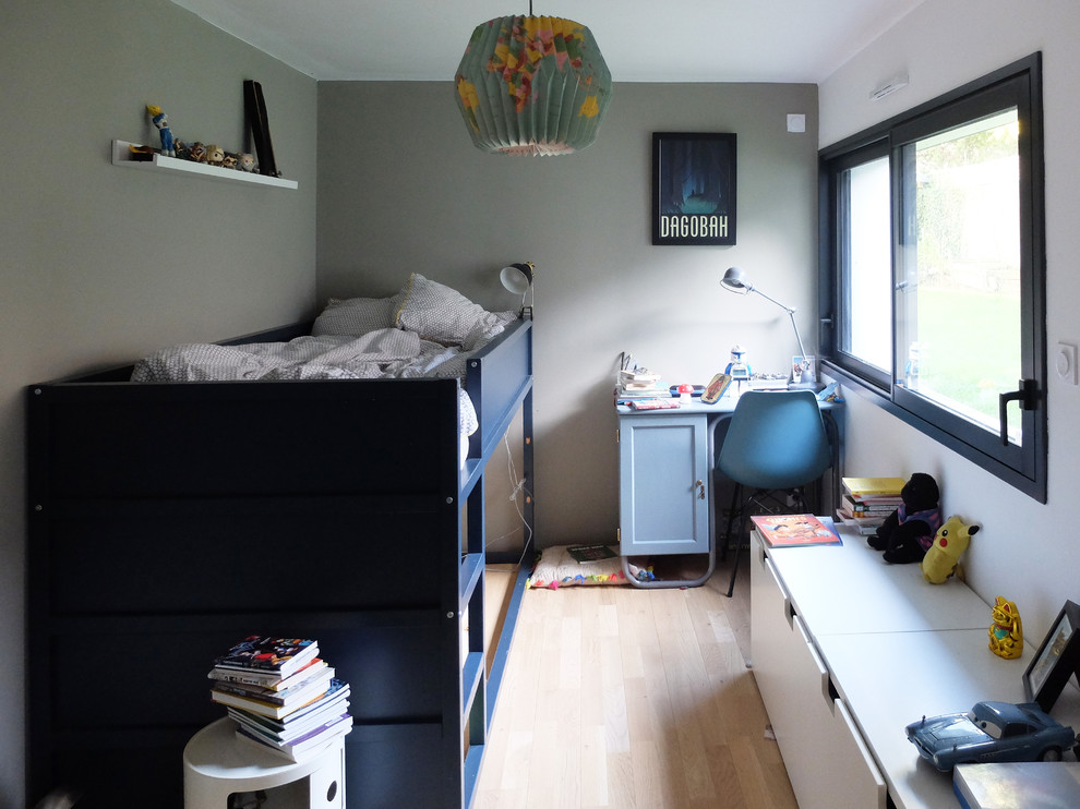 Bild på ett litet funkis pojkrum kombinerat med sovrum och för 4-10-åringar, med grå väggar, ljust trägolv och beiget golv