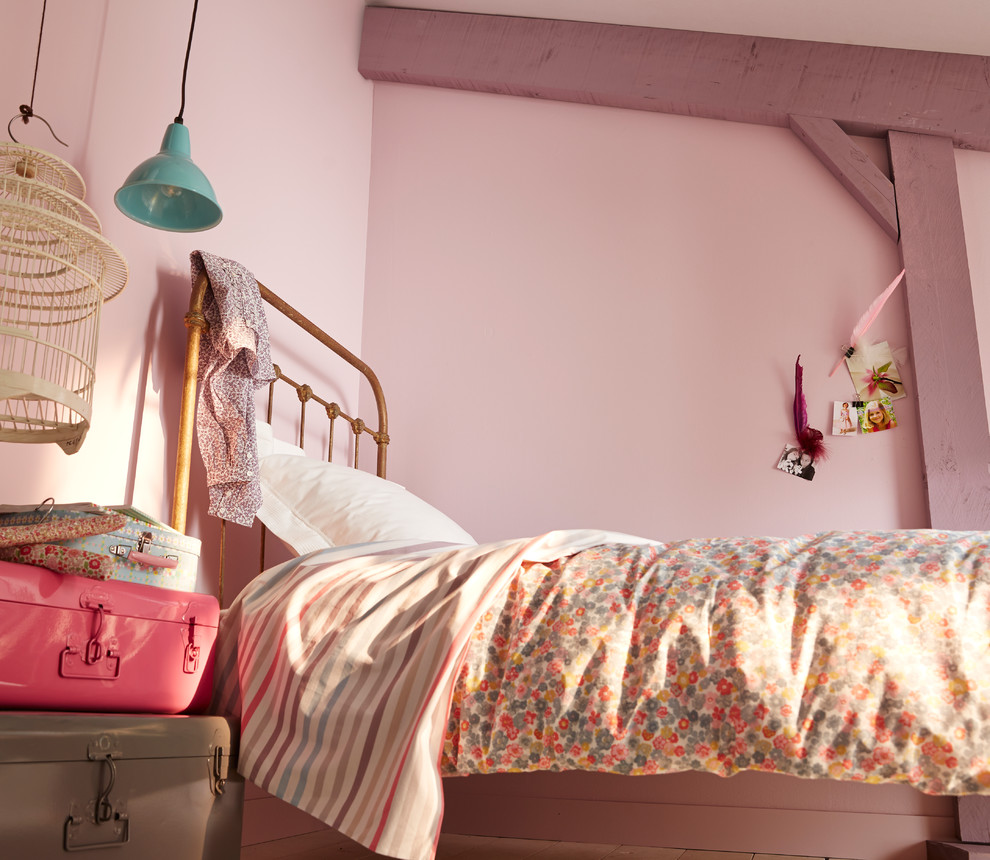 Diseño de dormitorio infantil de 4 a 10 años actual de tamaño medio con paredes rosas