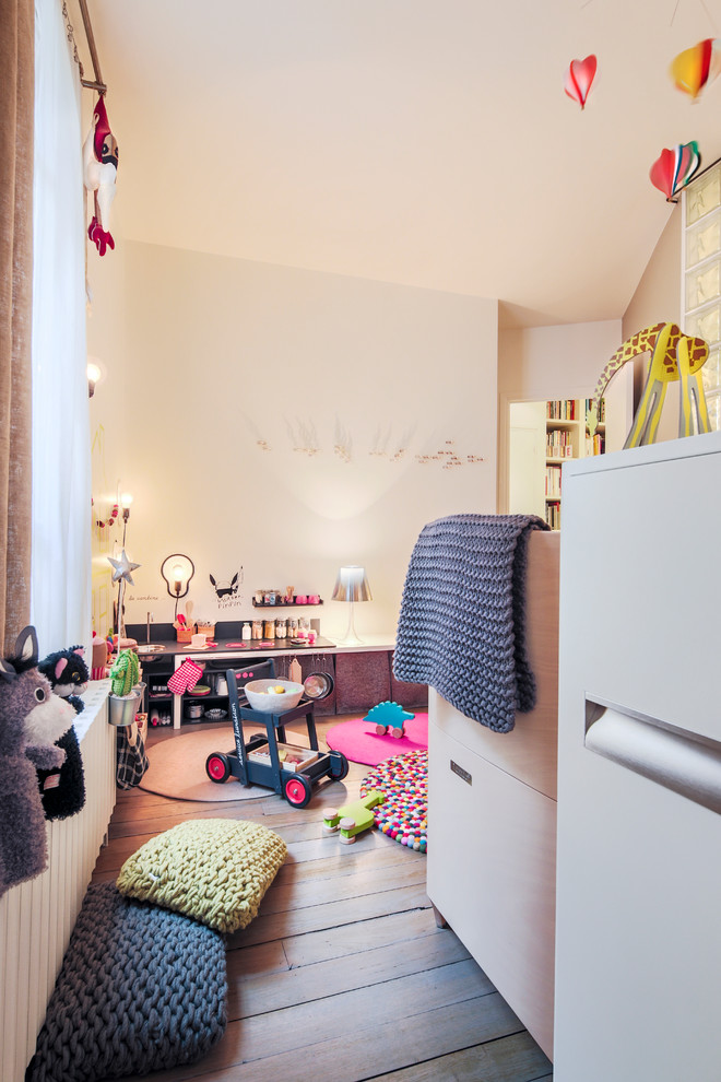 This is an example of a contemporary kids' bedroom in Paris.