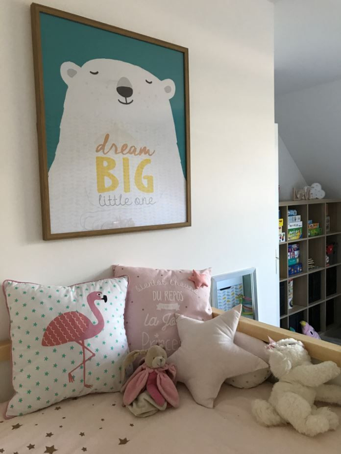 Example of a mid-sized classic gender-neutral vinyl floor and beige floor kids' room design in Paris with multicolored walls