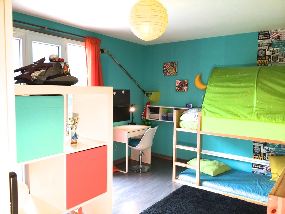 Bild på ett mellanstort funkis könsneutralt barnrum kombinerat med skrivbord och för 4-10-åringar
