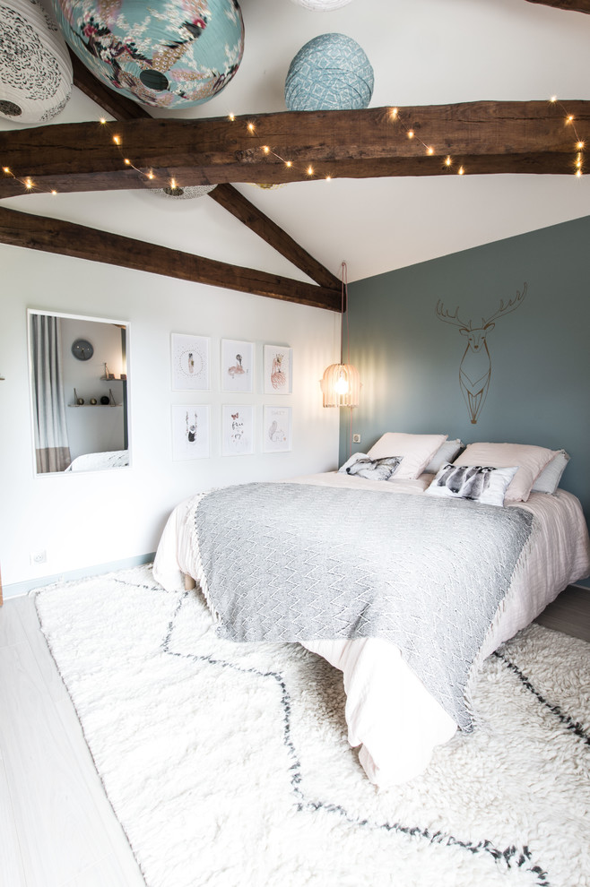 Idéer för nordiska barnrum kombinerat med sovrum, med blå väggar och vitt golv