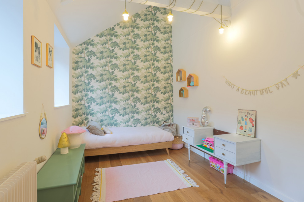 Idéer för mellanstora shabby chic-inspirerade könsneutrala barnrum kombinerat med sovrum och för 4-10-åringar, med vita väggar, ljust trägolv och beiget golv