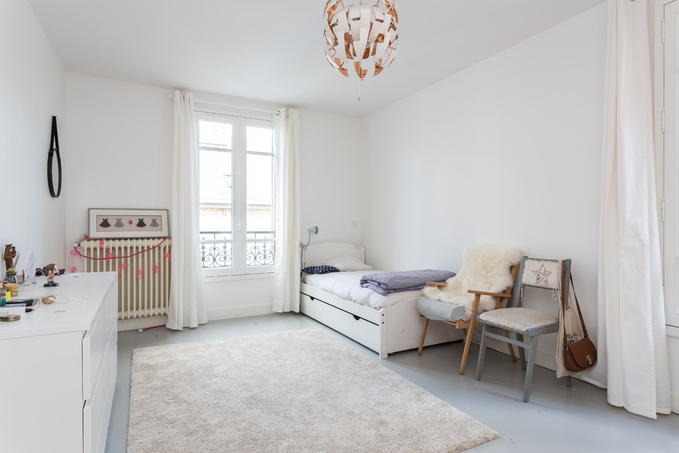 Cette image montre une chambre d'enfant de 4 à 10 ans design de taille moyenne avec un sol gris, un mur blanc et un sol en vinyl.
