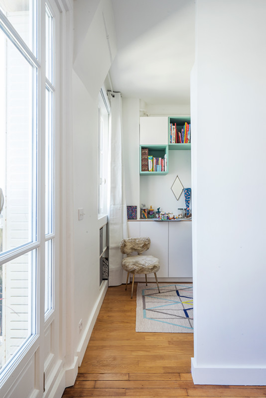 Kleines Modernes Mädchenzimmer mit Schlafplatz, weißer Wandfarbe und hellem Holzboden in Paris