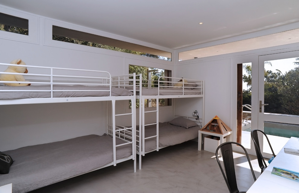 Ejemplo de dormitorio infantil de 4 a 10 años contemporáneo grande con paredes blancas y suelo de cemento