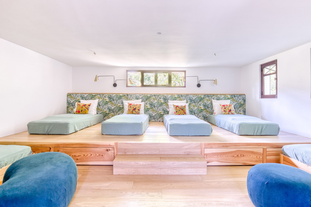 Neutrales Modernes Kinderzimmer mit Schlafplatz, weißer Wandfarbe, braunem Holzboden und braunem Boden in Nizza