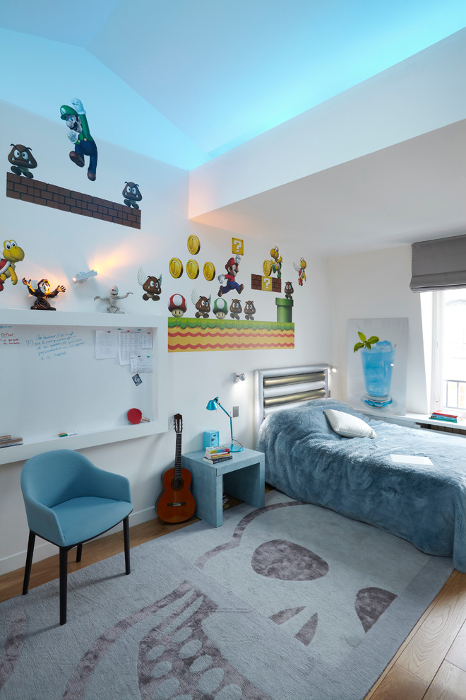 Cette image montre une chambre d'enfant de 4 à 10 ans design de taille moyenne avec un mur blanc et un sol en bois brun.