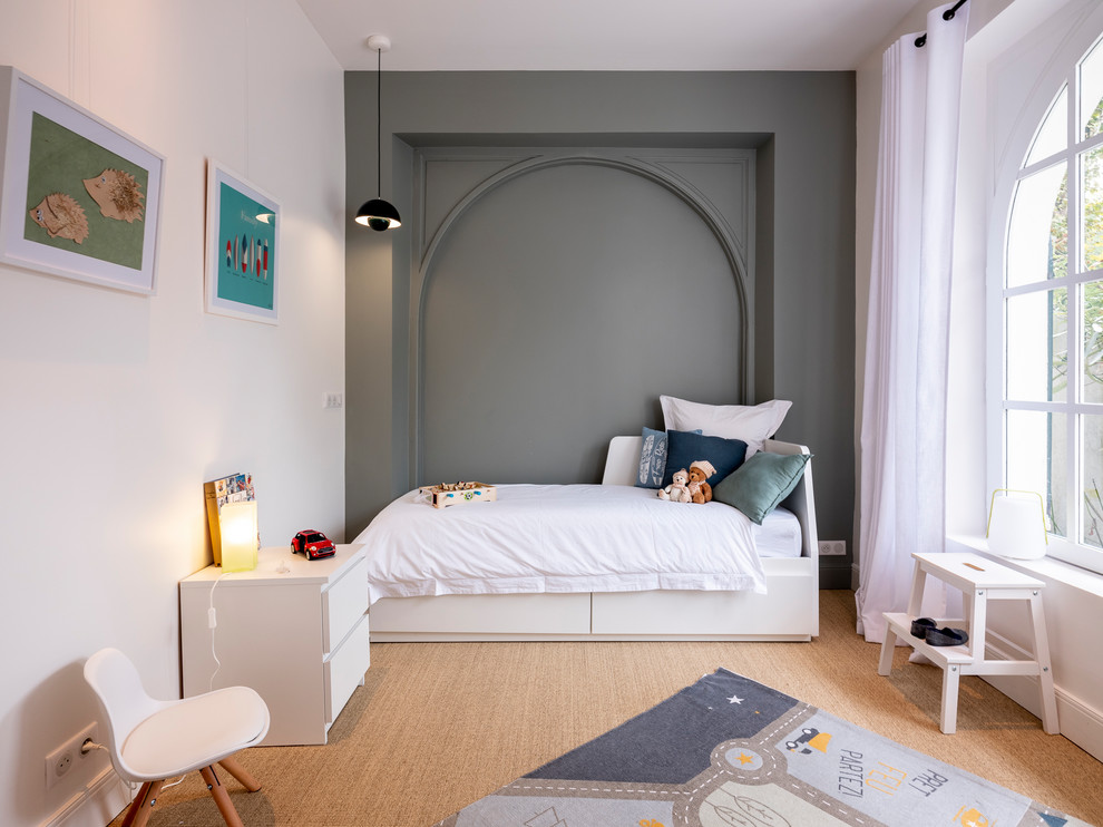 Modernes Kinderzimmer mit grauer Wandfarbe, braunem Holzboden und braunem Boden in Bordeaux