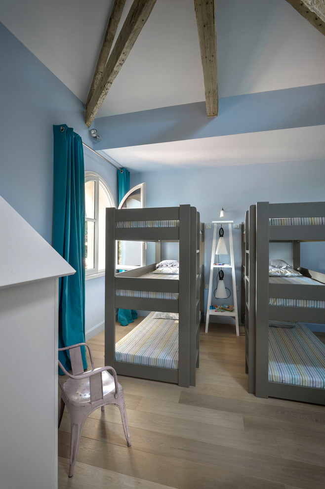 パリにある地中海スタイルのおしゃれな子供部屋 (二段ベッド) の写真