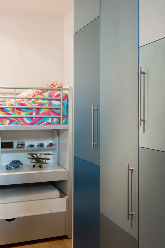 Example of a minimalist kids' room design in Paris