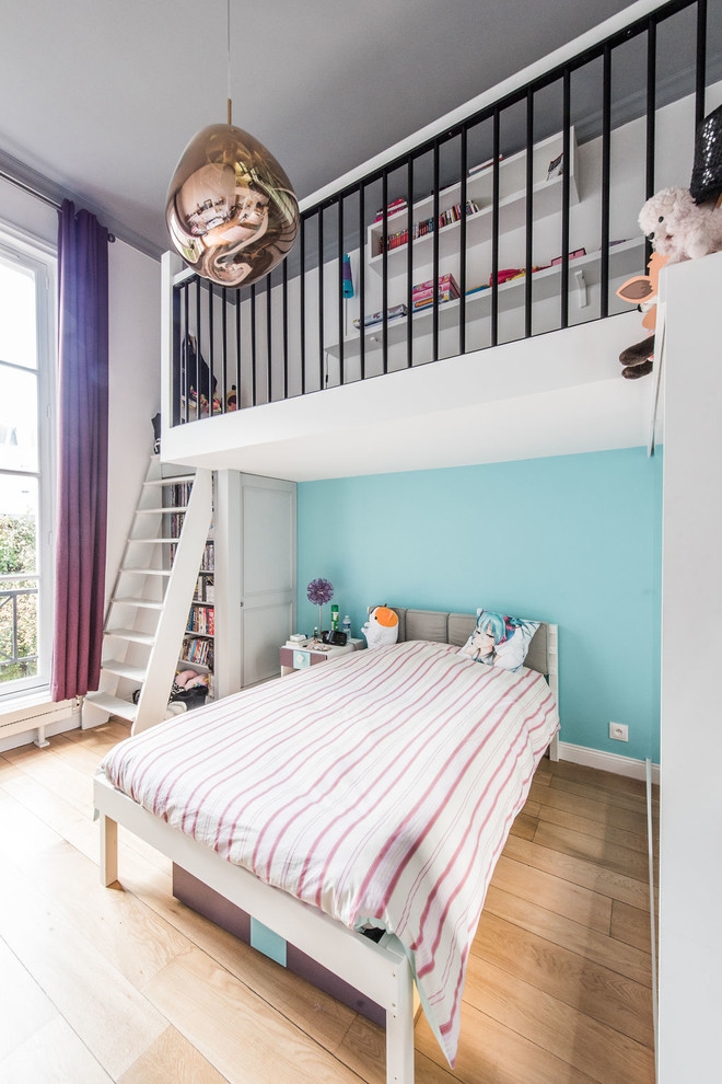 Пример оригинального дизайна: нейтральная детская среднего размера в современном стиле с спальным местом, синими стенами, паркетным полом среднего тона и бежевым полом для ребенка от 4 до 10 лет