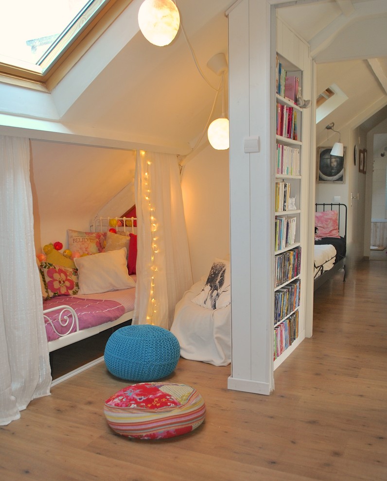 Idee per una piccola cameretta per bambini contemporanea con pareti bianche e parquet chiaro