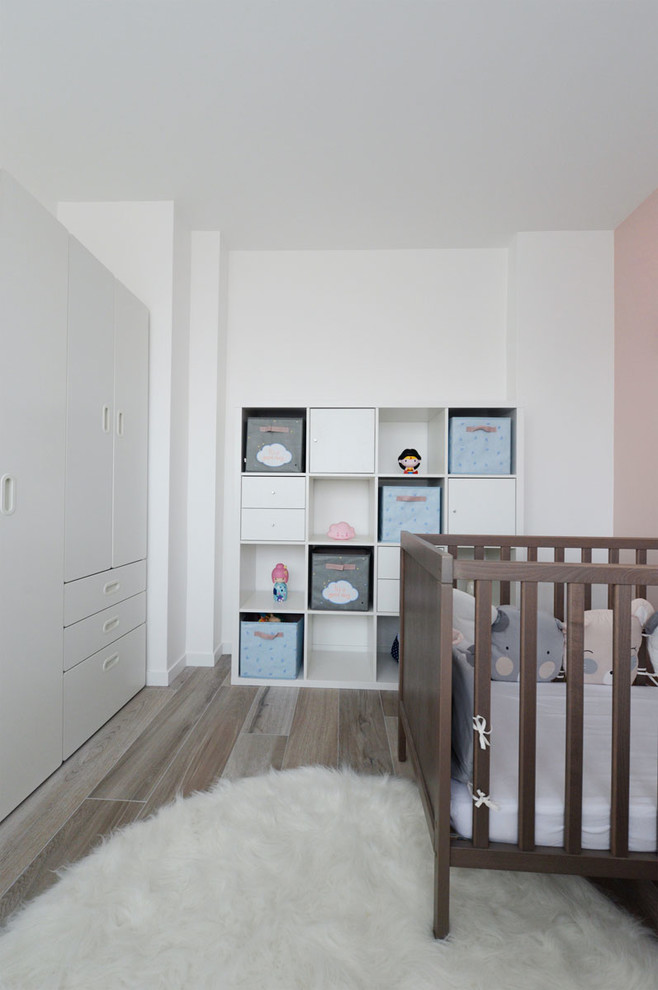 Foto di una cameretta per neonati scandinava