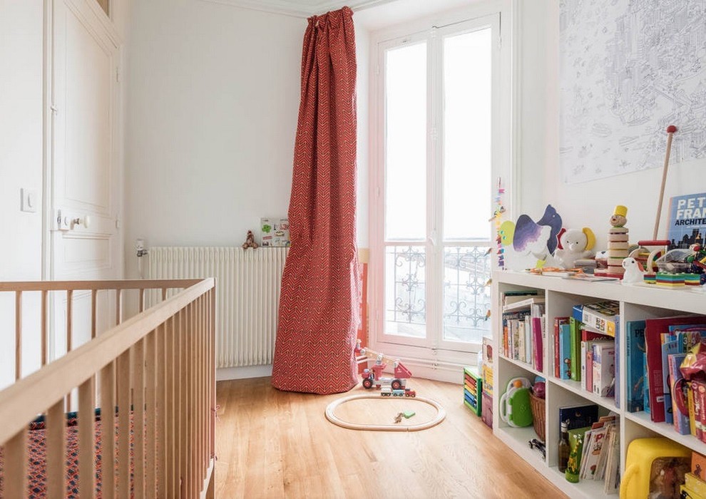 Mittelgroßes, Neutrales Klassisches Babyzimmer mit weißer Wandfarbe, hellem Holzboden und beigem Boden in Paris